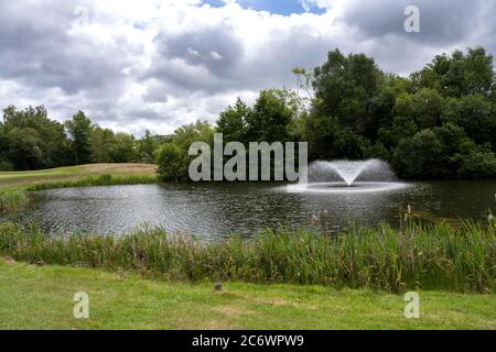 Old Thorns Manor Hotel Golf & Country Estate, Liphook, Hampshire, Inghilterra, Regno Unito - acqua caratteristica sullo stagno vicino al 8 ° foro. Foto Stock