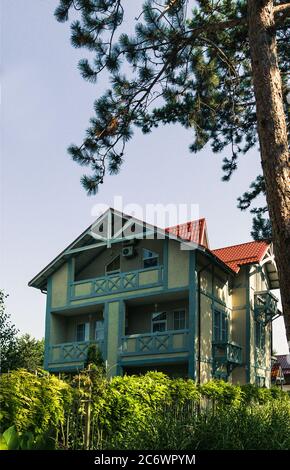 Casa europea con design paesaggistico Foto Stock