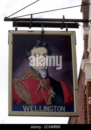 Tradizionale cartello da pub appeso alla casa pubblica di Wellington, High Street, Old Portsmouth, Portsmouth, Hampshire, Inghilterra, Regno Unito Foto Stock