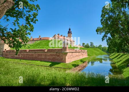 Castello di Nesvizh in estate con cielo blu. Punto di riferimento turistico in Bielorussia, monumento culturale, vecchia fortezza Foto Stock