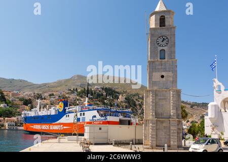 SYMI, GRECIA - 15 maggio 2018: Torre dell'Orologio nel porto dell'isola di Symi, Dodecanese, Grecia Foto Stock