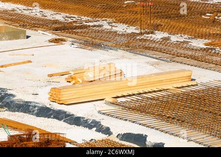 Armatura in acciaio, pronta per il calcestruzzo da versare. Preparazione e disposizione per la colata di calcestruzzo per l'armatura in acciaio. Foto Stock