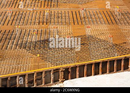 Armatura in acciaio, pronta per il calcestruzzo da versare. Preparazione e disposizione per la colata di calcestruzzo per l'armatura in acciaio. Foto Stock