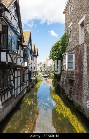 La Old Weavers House sul fiume Stour accanto a St Peters Street a Canterbury. Foto Stock