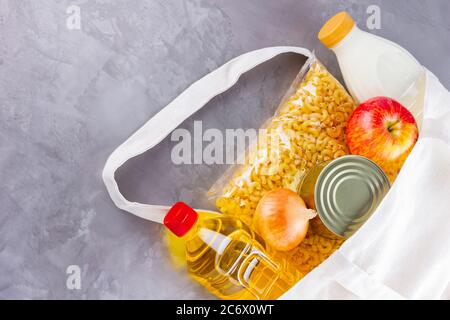 Donazioni di cibo in borsa di lino. Consegna di alimenti in sacchetto ecologico. Borsa ecologica con scorte alimentari. Vista dall'alto. Spazio di copia Foto Stock