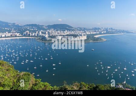 Baia di Botafogo con molte navi a vela e centro di Rio de Janeiro in Brasile Foto Stock