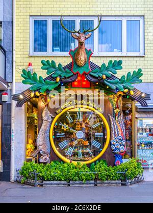 Wiesbaden, Germania, 24 agosto 2019: Kucucksuhr è il più grande orologio a cucù del mondo nel centro storico della città, stato dell'Assia Foto Stock