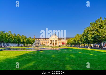 Wiesbaden, Germania, 24 agosto 2019: Kurhaus o curativo casa spa e casinò edificio e Bowling Green parco con prato erboso, vicolo alberi e stagno con fontana nel centro storico della città, stato di Assia Foto Stock