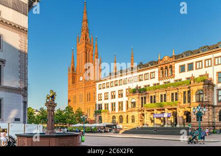 Wiesbaden, Germania, 24 agosto 2019: City Palace Stadtschloss o nuovo Municipio Rathaus e Evangelical Market Chiesa protestante Marktkirche sulla Piazza del Palazzo nel centro storico della città, Stato di Assia Foto Stock