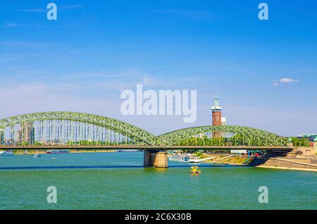Il ponte Hohenzollern o Hohenzollernbrucke attraverso il fiume Reno, ponte pedonale e ferroviario in acciaio nel centro di Colonia, cielo blu sfondo, Nord Reno-Westfalia, Germania Foto Stock