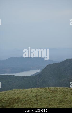 Il Riverston Peak, situato sulle colline centrali dello Sri Lanka, è raggiungibile viaggiando per circa 178 km da Colombo. Riverston offre alcune delle migliori vedute della campagna circostante, nella misura in cui viene chiamata la fine del Mini mondo. La zona offre la bellezza naturale dello Sri Lanka; fresco, verde e non inquinato da venditori, turisti, rifiuti e edifici sgradevoli. Foto Stock