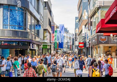 Colonia, Germania, 23 agosto 2019: Folla di turisti a piedi lungo la strada pedonale per lo shopping Hohestrasse con molti negozi multibrand e negozi nel centro storico della città Foto Stock