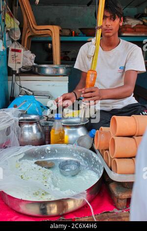 Mathura, India - 11 maggio 2012: Un venditore che prepara lassi dallo yogurt nella città di Mathura Foto Stock