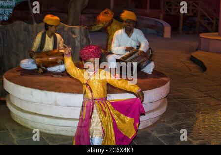 Jaipur, India - 21 ottobre 2012: Un gruppo di musicista artista e ballerino che esegue la danza popolare dello stato del Rajasthan. Foto Stock