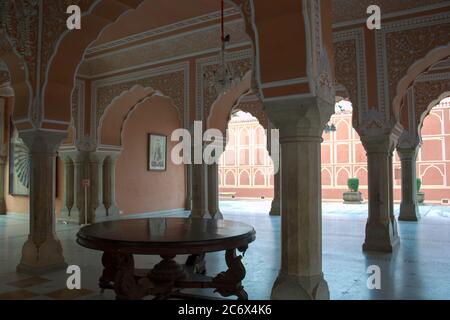 Jaipur, India - 21 ottobre 2012: Un interno di un palazzo reale della città aperto come una delle attrazioni turistiche Foto Stock