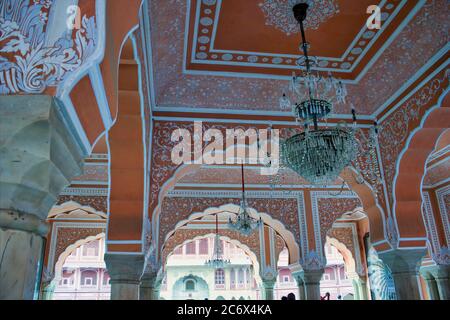 Jaipur, India - 21 ottobre 2012: Un interno di un palazzo reale della città aperto come una delle attrazioni turistiche Foto Stock