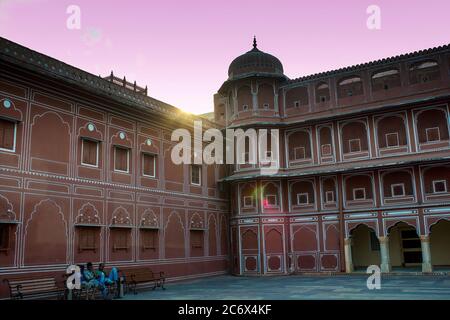 Jaipur, India - 21 ottobre 2012: Un esterno di un palazzo reale della città aperto come una delle attrazioni turistiche Foto Stock