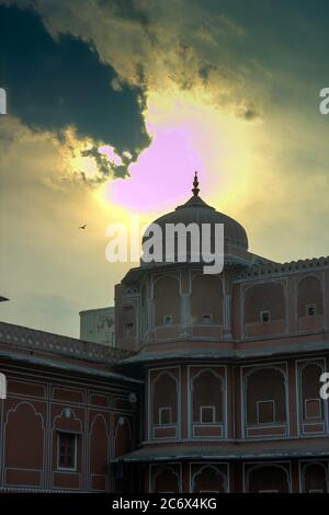 Jaipur, India - 21 ottobre 2012: Un esterno di un palazzo reale della città aperto come una delle attrazioni turistiche Foto Stock