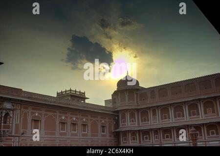 Jaipur, India - 21 ottobre 2012: Un esterno di un palazzo reale della città aperto come una delle attrazioni turistiche Foto Stock