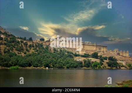 Jaipur, India - 21 ottobre 2012: Un grandangolo di forte amer contro il tramonto drammatico Foto Stock