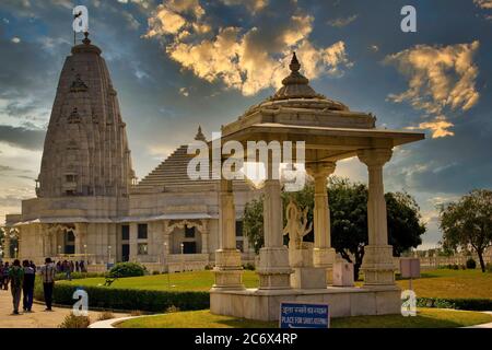 Jaipur, India - 21 ottobre 2012: Grandangolo di Iskon krishna tempio indù contro il tramonto drammatico Foto Stock