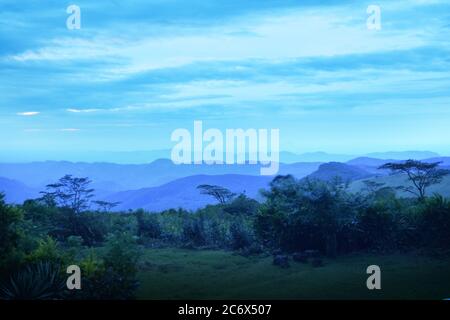 La vista bellissima non è mai stata vista. Il Riverston Peak, situato sulle colline centrali dello Sri Lanka, è raggiungibile viaggiando per circa 178 km da Colombo. Riverston offre alcune delle migliori vedute della campagna circostante, nella misura in cui viene chiamata la fine del Mini mondo. La zona offre la bellezza naturale dello Sri Lanka; fresco, verde e non inquinato da venditori, turisti, rifiuti e edifici sgradevoli. Foto Stock