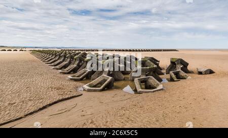 Difese marine sulla spiaggia di Wallasey visto nel luglio 2020 vicino a Liverpool. Foto Stock