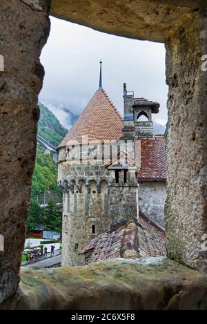 Castello di Chillon un gioiello architettonico situato sulle rive del Lago di Ginevra, ai piedi delle Alpi, Montreux, Svizzera Foto Stock