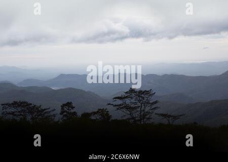 La vista bellissima non è mai stata vista. Il Riverston Peak, situato sulle colline centrali dello Sri Lanka, è raggiungibile viaggiando per circa 178 km da Colombo. Riverston offre alcune delle migliori vedute della campagna circostante, nella misura in cui viene chiamata la fine del Mini mondo. La zona offre la bellezza naturale dello Sri Lanka; fresco, verde e non inquinato da venditori, turisti, rifiuti e edifici sgradevoli. Foto Stock