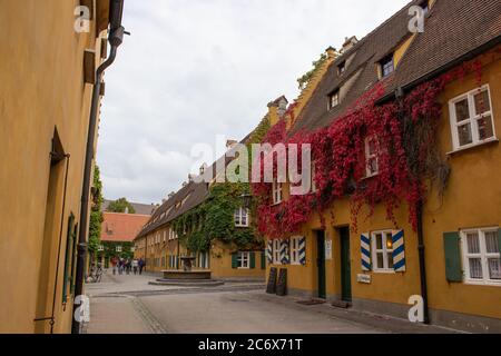 Il Fuggerei di Augusta, Baviera, è il più antico complesso di alloggi sociali al mondo ancora in uso. Foto Stock