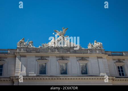 Vista del Neues Schloss Herrenchiemsee (palazzo). Basato sullo stile di Versailles. Architettura barocca. Iniziato da Re Ludwig II. Foto Stock