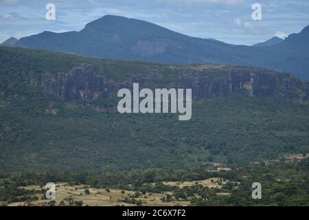 La vista bellissima non è mai stata vista. Il Riverston Peak, situato sulle colline centrali dello Sri Lanka, è raggiungibile viaggiando per circa 178 km da Colombo. Riverston offre alcune delle migliori vedute della campagna circostante, nella misura in cui viene chiamata la fine del Mini mondo. La zona offre la bellezza naturale dello Sri Lanka; fresco, verde e non inquinato da venditori, turisti, rifiuti e edifici sgradevoli. Foto Stock