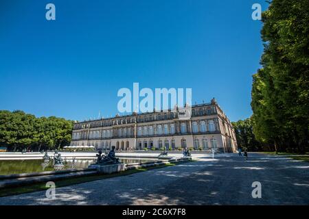 Vista del Neues Schloss Herrenchiemsee (palazzo). Basato sullo stile di Versailles. Architettura barocca. Iniziato da Re Ludwig II. Foto Stock