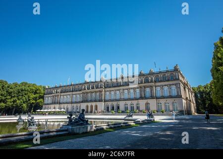 Vista del Neues Schloss Herrenchiemsee (palazzo). Basato sullo stile di Versailles. Architettura barocca. Iniziato da Re Ludwig II. Foto Stock