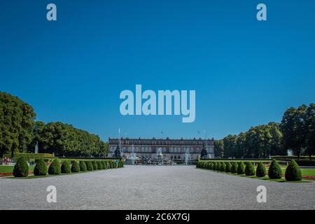 Vista del Neues Schloss Herrenchiemsee (palazzo). Basato sullo stile di Versailles. Architettura barocca. Iniziato da Re Ludwig II. Foto Stock