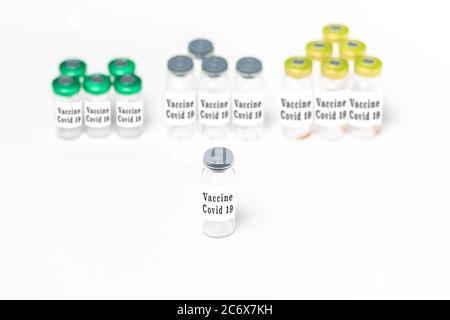 Fiale mediche pulite, usate e vuote con tappi isolati su sfondo bianco. Vaccino del coronavirus Foto Stock