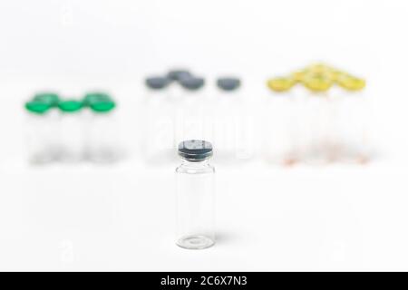 Fiale mediche pulite e vuote con tappi isolati su fondo bianco. Primo piano, campioni Foto Stock