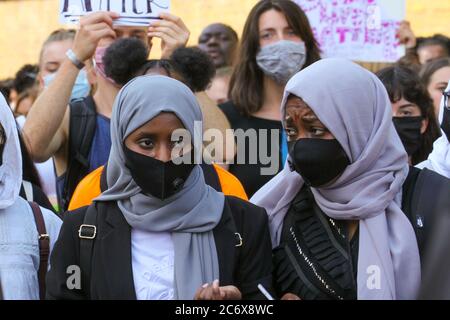 I manifestanti mascherati prendono parte alla dimostrazione BLM.All Black Lives i dimostranti hanno marciato da Hyde Park alla Piazza del Parlamento. Il movimento guidato dai giovani organizza ogni domenica proteste per lottare per l'uguaglianza razziale e la giustizia per tutti i neri nel Regno Unito. Foto Stock