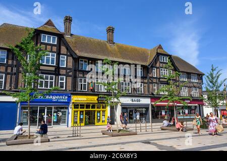 Bromley (Greater London), Kent, Regno Unito. Market Square, strada dello shopping a Bromley con caffè e negozi al dettaglio. I pedoni si trovano a piedi attraverso la piazza. Foto Stock