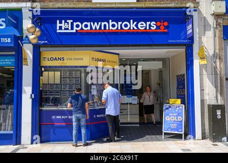 Bromley (Greater London), Kent, Regno Unito. H&T Pawnbroker a Bromley High Street con clienti e addetti alle vendite. Prestiti in contanti, pawnbroking e altro ancora. Foto Stock