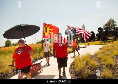 Oklahoma City, Oklahoma, Stati Uniti. 11 Luglio 2020. I manifestanti si sono arenati intorno al Centennial Land Run Monument presso la Società per la protezione dei diritti indigeni e del sit-in dei trattati indigeni per la resistenza indigena, dove i manifestanti erano lì per protestare pacificamente il monumento il 11 luglio 2020. Credit: Leslie Spurlock/ZUMA Wire/Alamy Live News Foto Stock