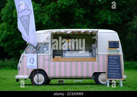 Stone / Regno Unito - Luglio 12 2020: Street food festival a Stone, Staffordshire. Gelato Volkswagen furgone rosa. Foto Stock