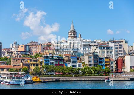 La Torre Galata è una torre situata nel quartiere Galata di Istanbul. L'edificio, costruito nel 528, è tra i simboli importanti della città, Foto Stock