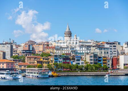 La Torre Galata è una torre situata nel quartiere Galata di Istanbul. L'edificio, costruito nel 528, è tra i simboli importanti della città, Foto Stock