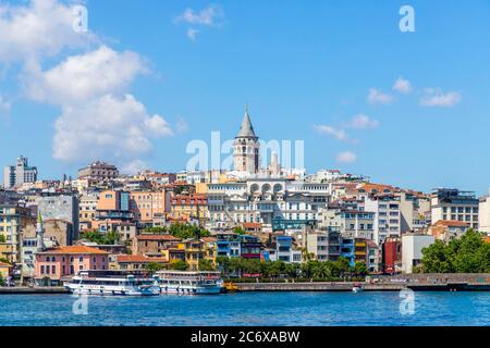 La Torre Galata è una torre situata nel quartiere Galata di Istanbul. L'edificio, costruito nel 528, è tra i simboli importanti della città, Foto Stock