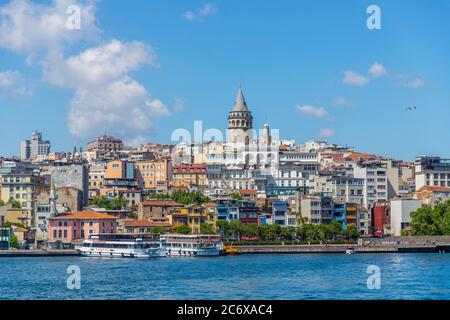 La Torre Galata è una torre situata nel quartiere Galata di Istanbul. L'edificio, costruito nel 528, è tra i simboli importanti della città, Foto Stock