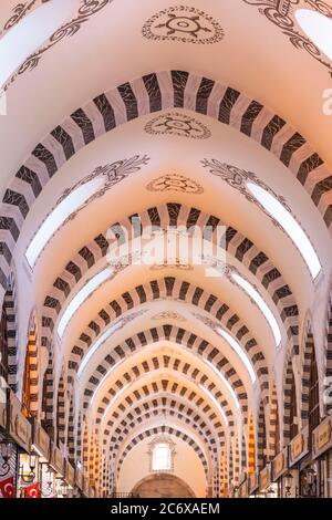 Il Grand Bazaar di Istanbul è il mercato orientale coperto più famoso del mondo. Istanbul, Turchia, il 12 luglio 2020 Foto Stock