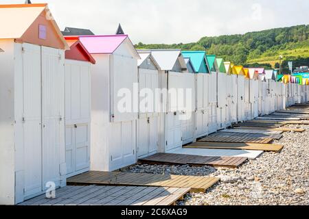 Capanne sulla spiaggia a Criel-sur-Mer, Normandia, Francia Foto Stock