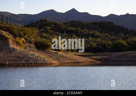 Bellissimo Bartlett Lake, Arizona proprio come il sole stava salendo sulle montagne sullo sfondo. Foto Stock