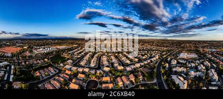 Panorama aereo di una comunità di alloggi in Gilbert Arizona, mentre il sole stava tramontando dietro la fotocamera. Foto Stock